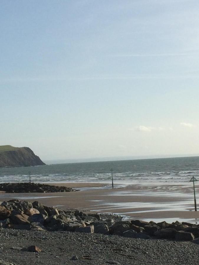 Llyswen Large Bedroom In Top Part Of Bungalow With Garden View And Balcony Sleeps Three Aberystwyth Exterior foto